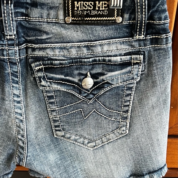 MISS ME DENIM BRAND: Distressed Signature Shorts - Picture 5 of 9